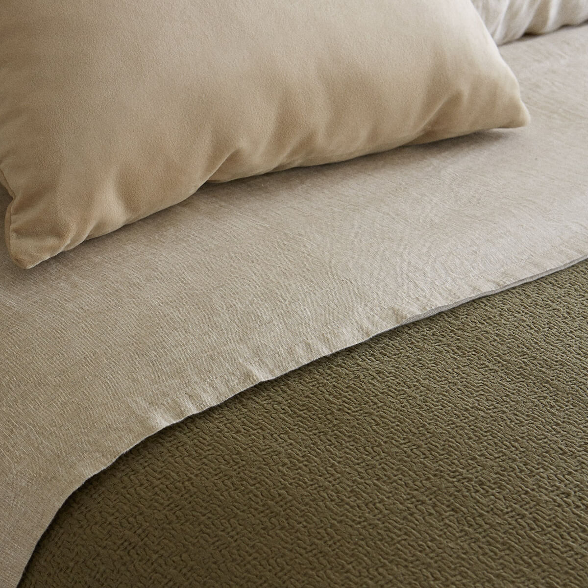 Bedspread with Contrast Edge
